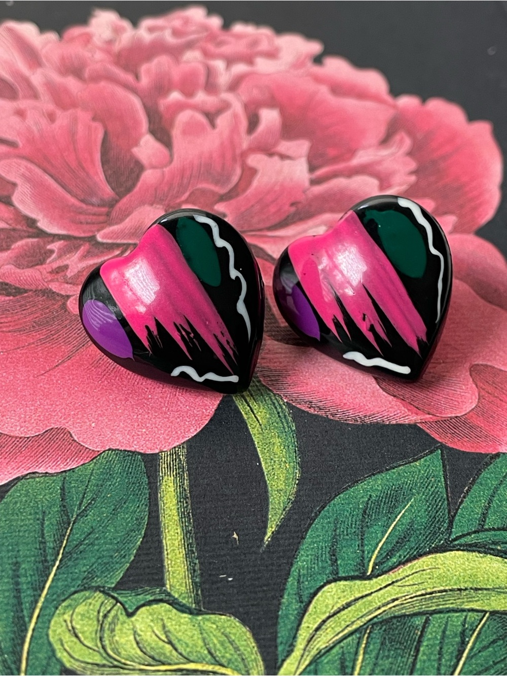Cute vintage domed black heart post earrings w/ abstract design
